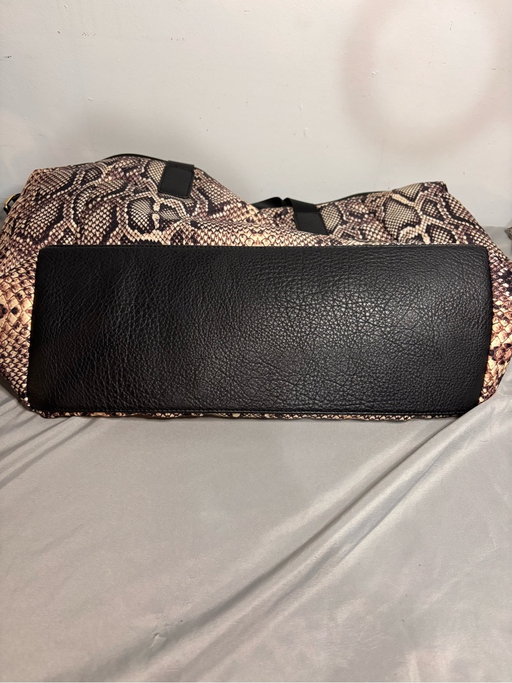 Jessica Simpson Python Snake-Print Weekender Travel Bag - Picture 4 of 12